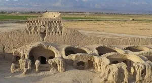 آمریکایی‌ها با اتومبیل در راه تپه‌حصار دامغان؛ سال 1311(عکس)