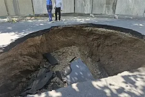فرو‌ریزش بخشی از خیابان نشاط اصفهان/ حفره‌ای به عمق ۵ متر ایجاد شد