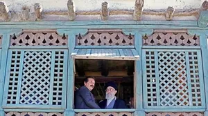 بازدید رهبر شهید انقلاب از پشت صحنه فیلم سینمایی محمد رسول‌الله (ص)