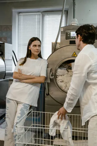 چوررومنس: جایی که عشق و خوشبختی با شستن لباس های چرک به کمک هم خود را نشان می دهند.