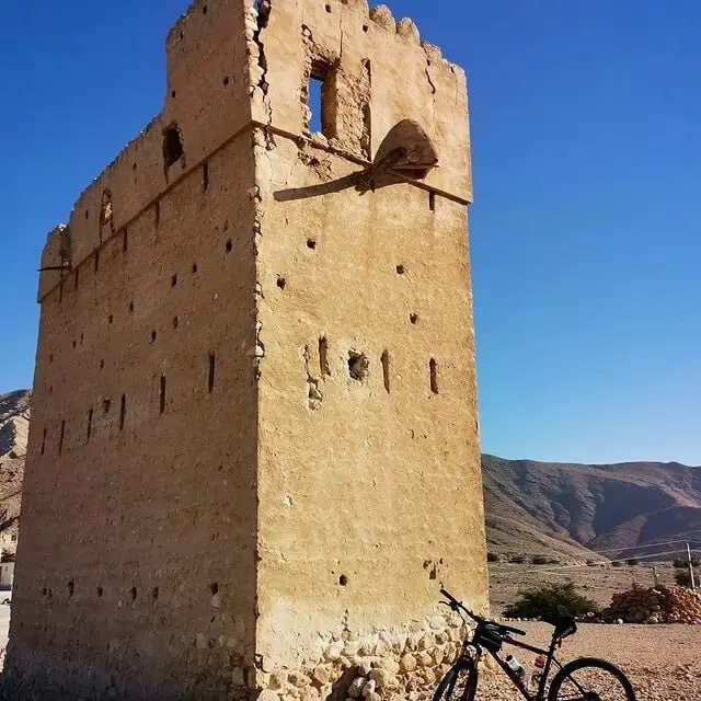 برج گریکوه بنایی سهطبقه با ارتفاع حدود ۹ متر و نقشهای مستطیلشکل که از سنگهای قلوه و ملات ساروج ساخته شده است. برج گریکوه بنایی سهطبقه با ارتفاع حدود ۹ متر و نقشهای مستطیلشکل که از سنگهای قلوه و ملات ساروج ساخته شده است.