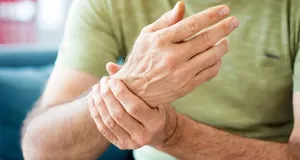 خشکی مفاصل صبحگاهی؛ طبیعی یا نگران‌کننده؟