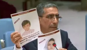 نماینده ایران با نشان دادن تصاویرکودکان شهیدمیناب خطاب به نماینده آمریکا:چراکودکان بی‌گناه ایران کشتید؟