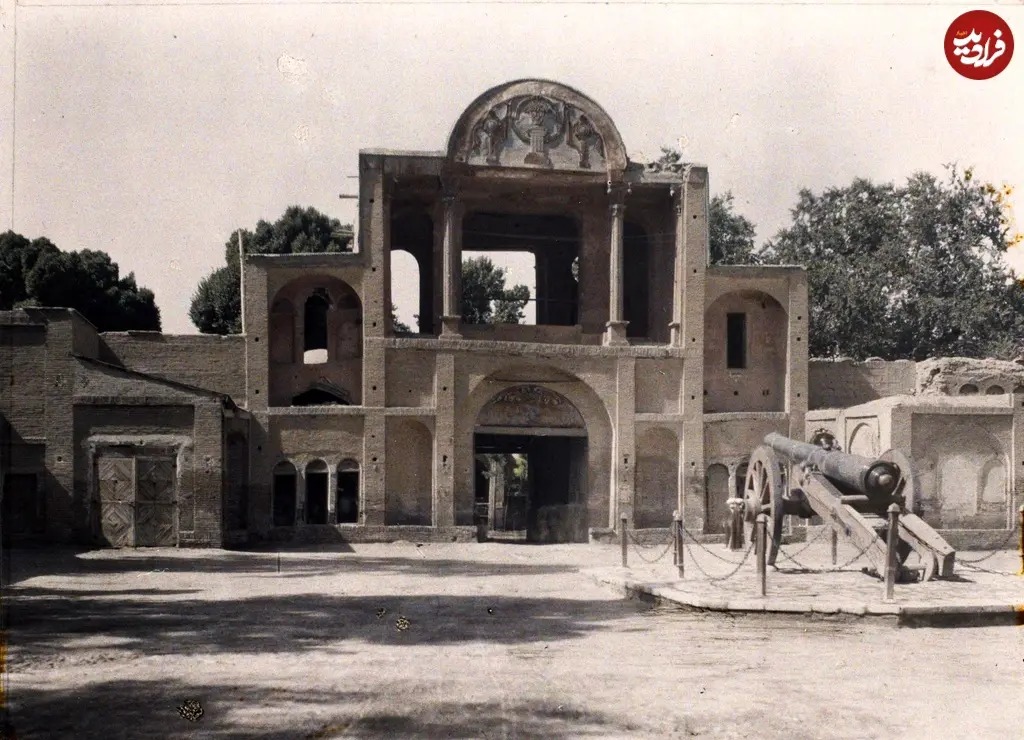 در اینجا تصویری از توپ مروارید (توپ معروف دوران قاجار که در حال حاضر در محوطه یکی از ساختمان‌های وزارت خارجه قرار دارد) را در سال 1306 در میدان ارگ تهران