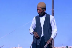 مرد گاریچی در خیابانی در حومۀ اصفهان؛ سال 40(عکس)