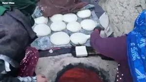 پخت نان سنتی در غار روستایی افغانستان در هوای برفی