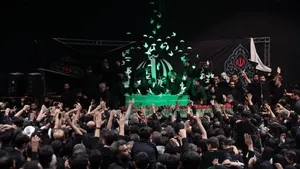 لحظه ورود پیکر رهبر شهید انقلاب به مراسم وداع در جوار حسینیه امام خمینی
