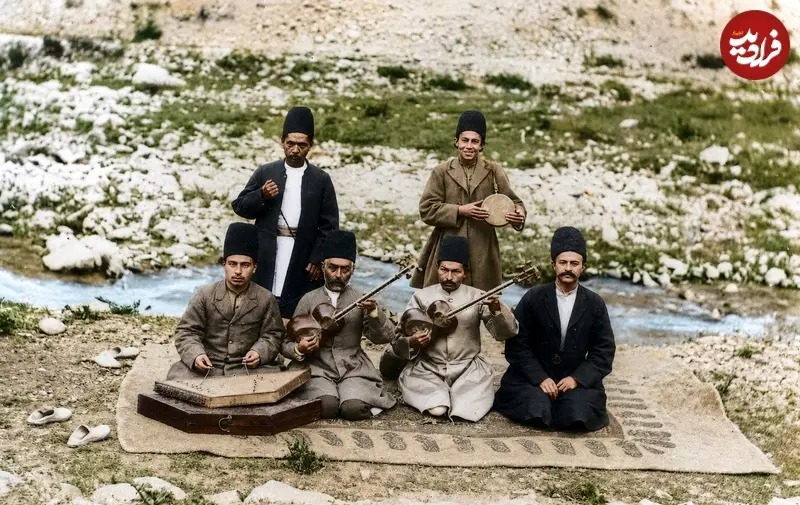 یک گروه موسیقی در روز آشپزان در اردوی ناصرالدین شاه در سرخه حصار مشغول نواختن