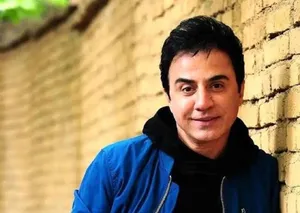 بغض داریوش فرضیایی پس از دریافت جایزه‌ی بهترین فیلم از نگاه مردمی: جای مادرم خالی است