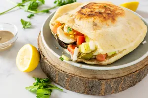 طرز تهیه خوراک مدیترانه ای بادمجان و نان پیتا