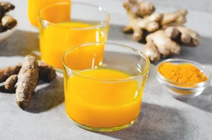 فواید شگفت انگیز نوشیدن آب زردچوبه برای بدن (7 فایده)