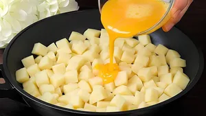 طرز تهیه کاسرول سیب‌زمینی و تخم‌مرغ در ماهیتابه؛ بدون نیاز به فر