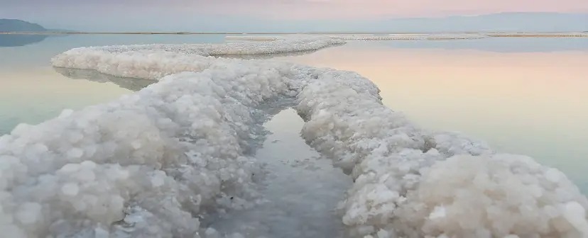 بلورهای نمک در دریای مرده. بلورهای نمک در دریای مرده.