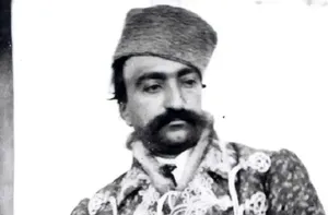 حاجی‌حیدر در حال تراشیدن ریش «ناصرالدین شاه» در جاجرود(عکس)