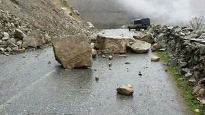 محدودیت موقت تردد در جاده هراز به دلیل ریزش سنگ