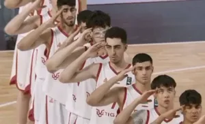 احترام نظامی ملی‌پوشان بسکتبال هنگام پخش سرود ایران
