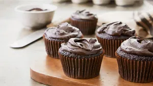 طرز تهیه کیک فنجانی شکلاتی