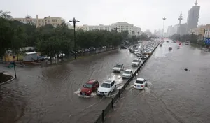 تبدیل خیابان‌های مکزیک به رودخانه بر اثر بارش شدید باران