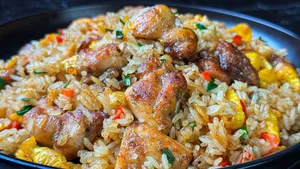 طرز تهیه برنج سرخ‌شده با مرغ و سیر؛ غذای خانگی خوشمزه و آسان