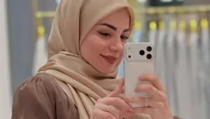 سلفی آینه‌ای محیا اسناوندی مجری تلویزیون با استایلی شیک و رنگ‌های گرم (+عکس)