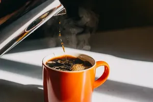 بزرگسالان روزانه چند فنجان قهوه می‌توانند بنوشند؟ پاسخ تازه انجمن قلب آمریکا