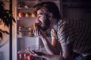 علت میل شدید به خوردن تنقلات در شب و فرمول ۴ مرحله‌ای برای کنترل آن