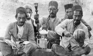 ارباب در حال قلیان کشیدن روی دوش خدمتکاران در دوره قاجار (عکس)