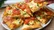 طرز تهیه پیتزای سیب‌زمینی رنده‌شده با پنیر و گوجه؛ سریع و آسان