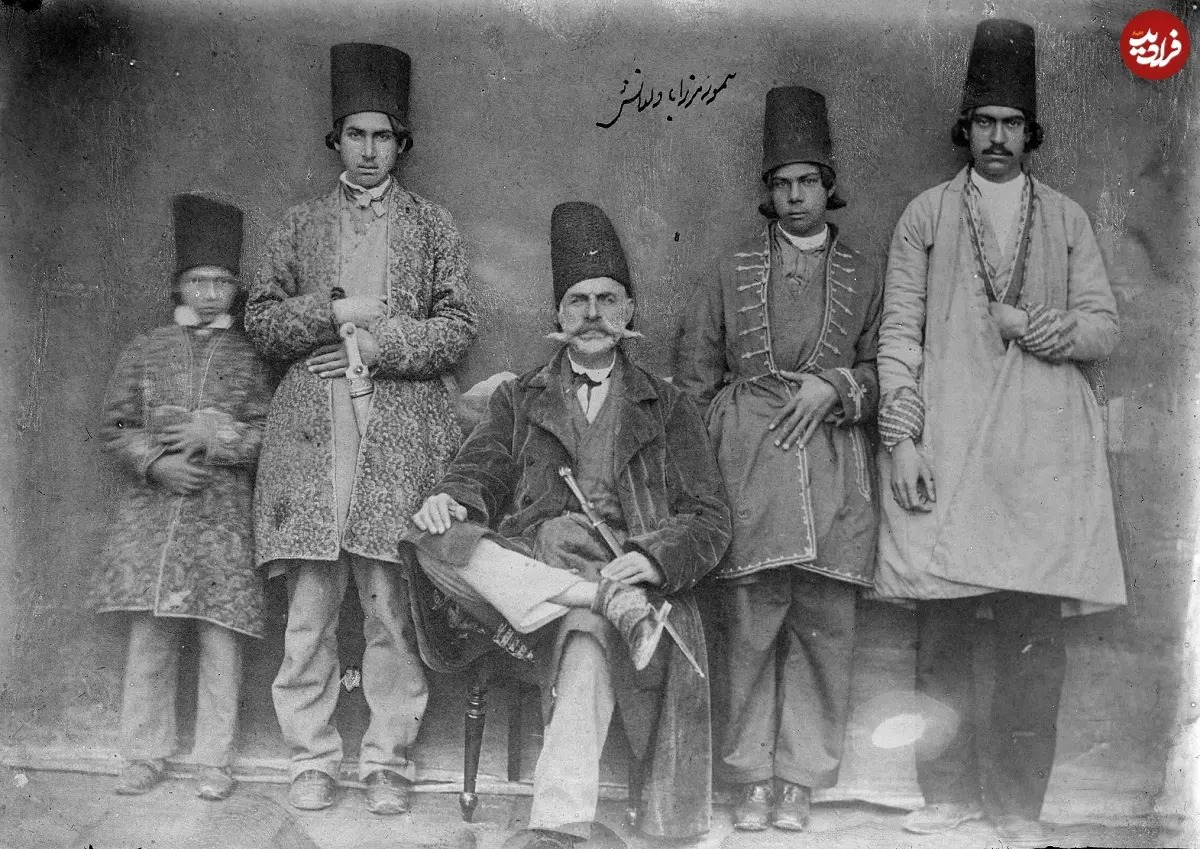 «تیمور میرزا» شاهزاده قاجاری در پیری و در کنار پسران اش