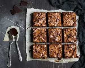 طرز تهیه براونی شکلاتی خوشمزه و ساده؛ همه عاشقش می‌شن!