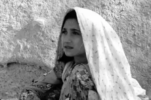 دختران اصفهانی در حال شست‌و‌شوی ظرف و لباس در کنار جوی آب؛ 65 سال قبل (عکس)