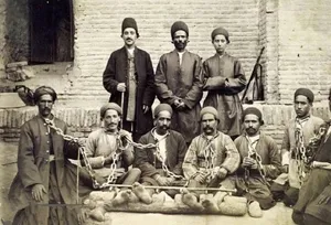 «یاغی نوجوان» بعد بازداشت، در غل و زنجیر و در دوران قاجار (عکس)