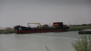 شناور ۸۰۰ تنی خرمشهر پس از ۲۰ ماه ساخت به آب انداخته شد