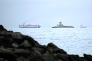 رویترز: کاهش قابل‌توجه ترافیک عبوری در تنگه باب المندب و تنگه هرمز