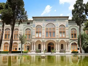 کارت‌پستالی با تصویر جمعی از درباریان در کاخ گلستان