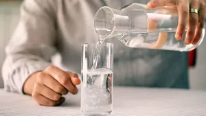 چرا حین غذا خوردن نباید آب یخ نوشید؟