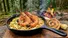 طرز تهیه پاستای میگوی خامه‌ای در دل جنگل؛ آشپزی روی سنگ داغ