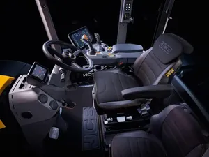 نگاهی به داخل کابین تراکتور سانروف‌دار JCB