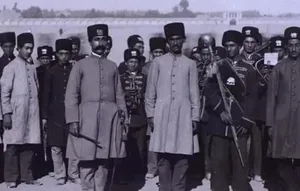 تصویری از «گروه موسیقی نظامی» در یک میدان در دوران ناصرالدین شاه