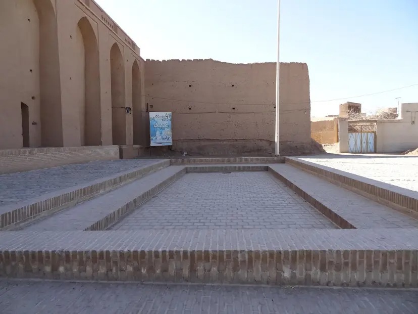 ریختن لایه نازک آب، یخزدن در شبهای سرد و انتقال قالبهای یخ به مخزن. این تصویر به فهم مهمترین بخش مقاله کمک زیادی میکند. ریختن لایه نازک آب، یخزدن در شبهای سرد و انتقال قالبهای یخ به مخزن. این تصویر به فهم مهمترین بخش مقاله کمک زیادی میکند.