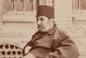«خزانه‌دار ناصرالدین شاه» سوار بر «ویلچر» در حیاط قصر (عکس)