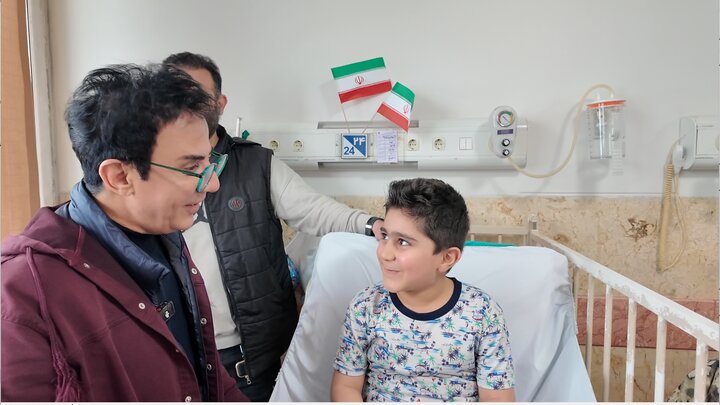 دیدار عمو پورنگ با کودکان بیمار و مجروح در جنگ دیدار عمو پورنگ با کودکان بیمار و مجروح در جنگ