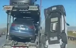 حادثه سقوط خودرو از روی تریلی خودروبر و ترافیک سنگین بزرگراه