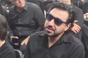 دلداری دادن روزبه بمانی به احسان خواجه‌امیری در مراسم ختم