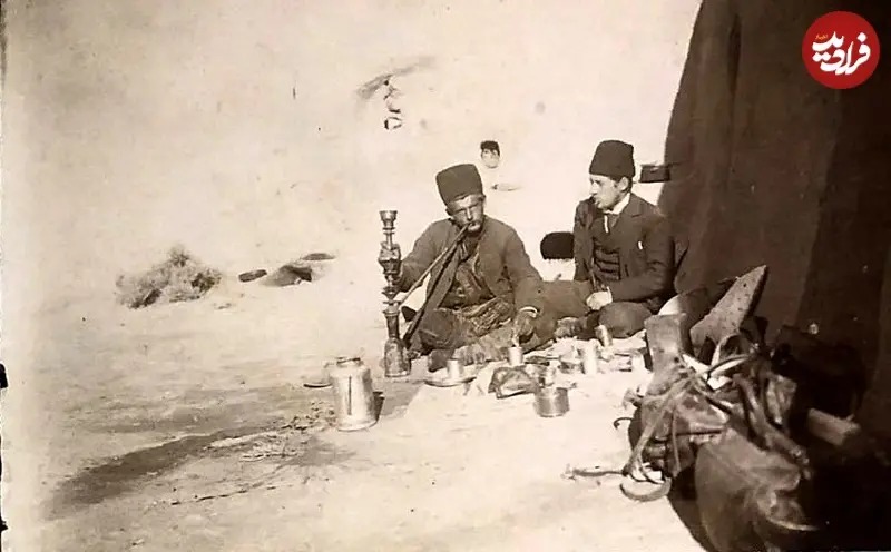 قلیان‌کشی در حیاط یک خانه روستایی در نزدیک مشهد؛ 125 سال قبل