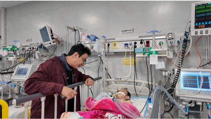 دیدار عمو پورنگ با کودکان بیمار و مجروح در جنگ دیدار عمو پورنگ با کودکان بیمار و مجروح در جنگ