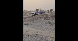 آسفالت مسیر جایگزین کنار گذر پل هدف قرار داده شده آمریکا در استان هرمزگان