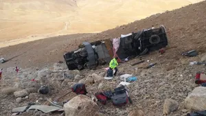 واژگونی اتوبوس در جاده سمیرم؛ ۳ مسافر جان باختند (فیلم)