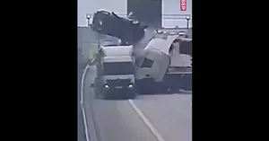 پرتاب یک خودرو به هوا در تصادف دو کامیون در لهستان