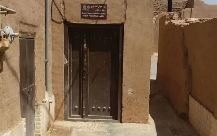از بدو ورود به آسیاب وزیر تا انتها ۴۰۰ متر پیادهروی دارد و ۱۲۰ پله با شیب ملایم ۱۲ سانتیمتری را تا محل قنات طی میکند. نورپردازی پایاب وزیر با لامپ ۱۲ ولت انجام شده است. از بدو ورود به آسیاب وزیر تا انتها ۴۰۰ متر پیادهروی دارد و ۱۲۰ پله با شیب ملایم ۱۲ سانتیمتری را تا محل قنات طی میکند. نورپردازی پایاب وزیر با لامپ ۱۲ ولت انجام شده است.
